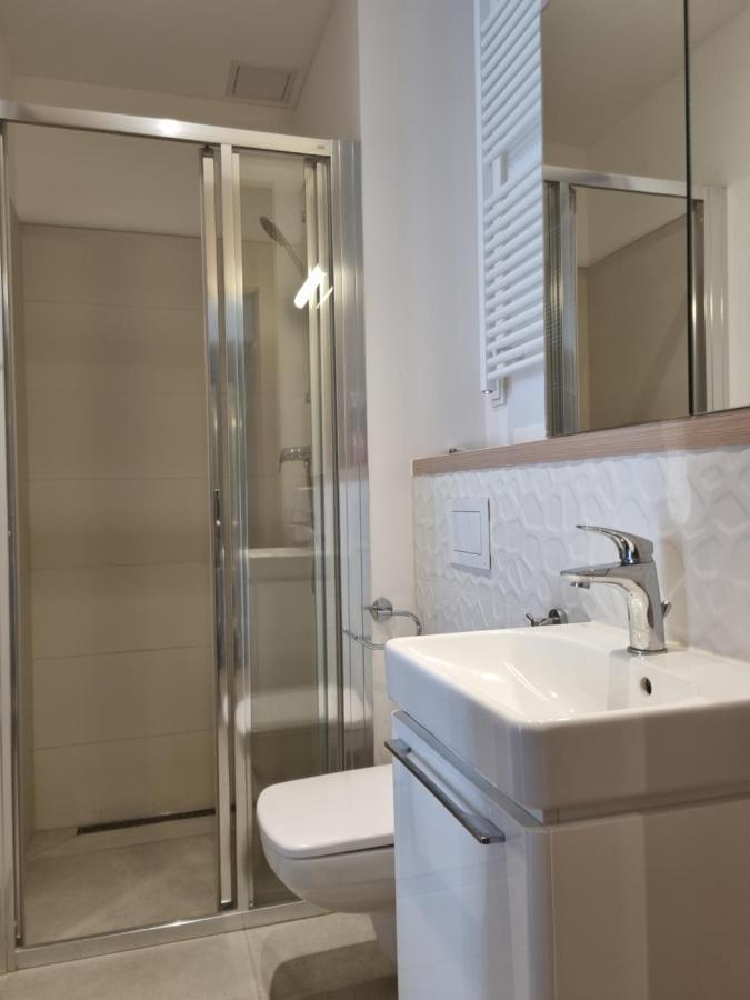 Aparthotel Warsaw Central: Balcony Retreat with Parking Exterior photo